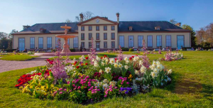 grande maison derrière un jardin